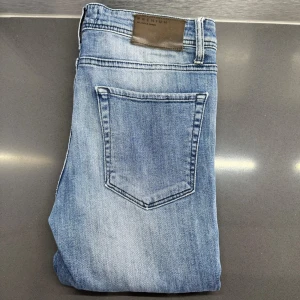 Jack & Jones Premium Blå W31 L34 - Sjukt fina Jack & Jones Premium jeans i modellen Ben Skinny men har en slimfit passform! Mått - Midja: 41cm Benlängd: 112cm. Modellen är ca 184cm och 63kg. Hör av dig vid funderingar!🤩