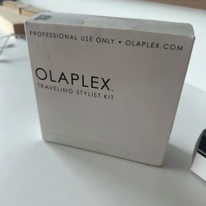 Olaplex Traveling Stylist Kit - Olaplex Traveling Stylist Kit innehåller No.1 Bond Multiplier och No.2 Bond Perfector i praktiska plastflaskor à 100 ml. No.1 är orangefärgad vätska och No.2 är vit kräm. Perfekt för dig som vill stärka och reparera håret under färgning eller blekning. Ni ser mängd kvar på bilderna. Den längst till höger är plomberad