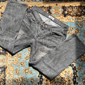 Acne studios mid boston 32/32 - Säljer nu mina snyggaste jeans i garderoben då jag har växt ur dem. 