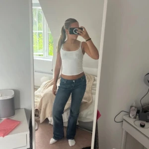 Blå bootcut jeans från Monki - Säljer ett par blå jeans från Monki med bootcut passform och låg midja. De är inte så tajta så sitter väldigt skönt 😊