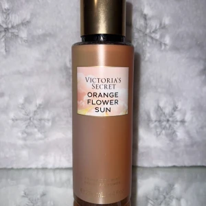 Victoria's Secret Orange Flower Sun mist - Fräsch och fruktig body mist från Victoria's Secret i doften Orange Flower Sun. Flaskan rymmer 250 ml. Doften har inslag av citrusblommor, träiga toner och bubbelgum blommor för en söt och somrig vibe.