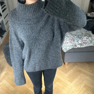 Grå stickad polotröja från zara - Mysig grå stickad polotröja med hög krage och långa ärmar. Tröjan har en loose fit och är perfekt för kyliga dagar. Den ribbade kragen och muddar ger en extra skön känsla. Passar dig som gillar en enkel och stilren look. Lite nopprig men själva materialet ser ut så i sig💓💓