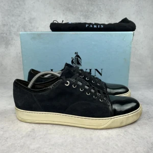 Lanvin cap toe sneaker - – Condition: 8/10  - Size: 45/UK11  – What is included: Dustbag  – Retail price: 6000 + SEK  Please note that Lanvins fit big and our recommendation is to go one size down