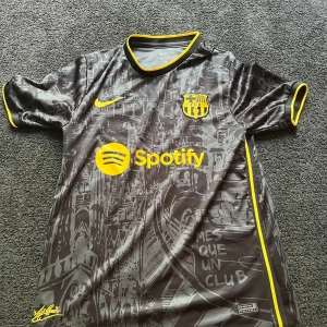 Special edition Barcelona tröja - Limited edition Barcelona tröja.                                    Storlek M/L.                                                    Skick 10/10.                                               Kom privat vid frågor å funderingar😊