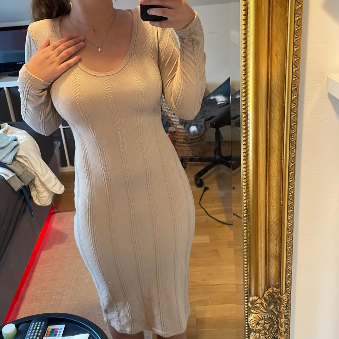 Beige ribbad omlottklänning med knyt - 1