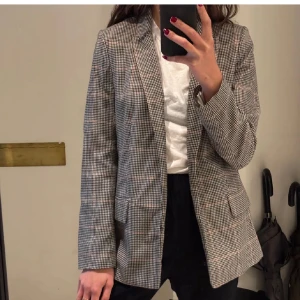 Rutig kavaj - Säljer min superfina rutiga kavaj. Den är i fint skick, och passar perfekt nu till hösten.