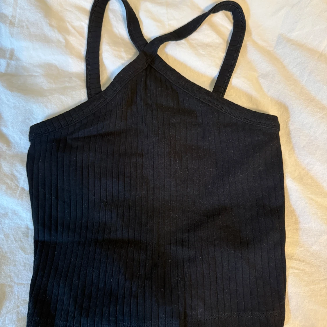 Svart ribbad linnetopp med korsade band