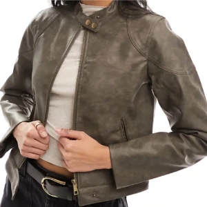 Grön/Brun skinnajcka från Asos - Säljer en jättefin oanvänd grön/brun skinnjacka från Asos, i storlek 34. Jackan har en cool biker vintagestil med dragkedja, ståkrage med tryckknappar och två fickor med dragkedja. 