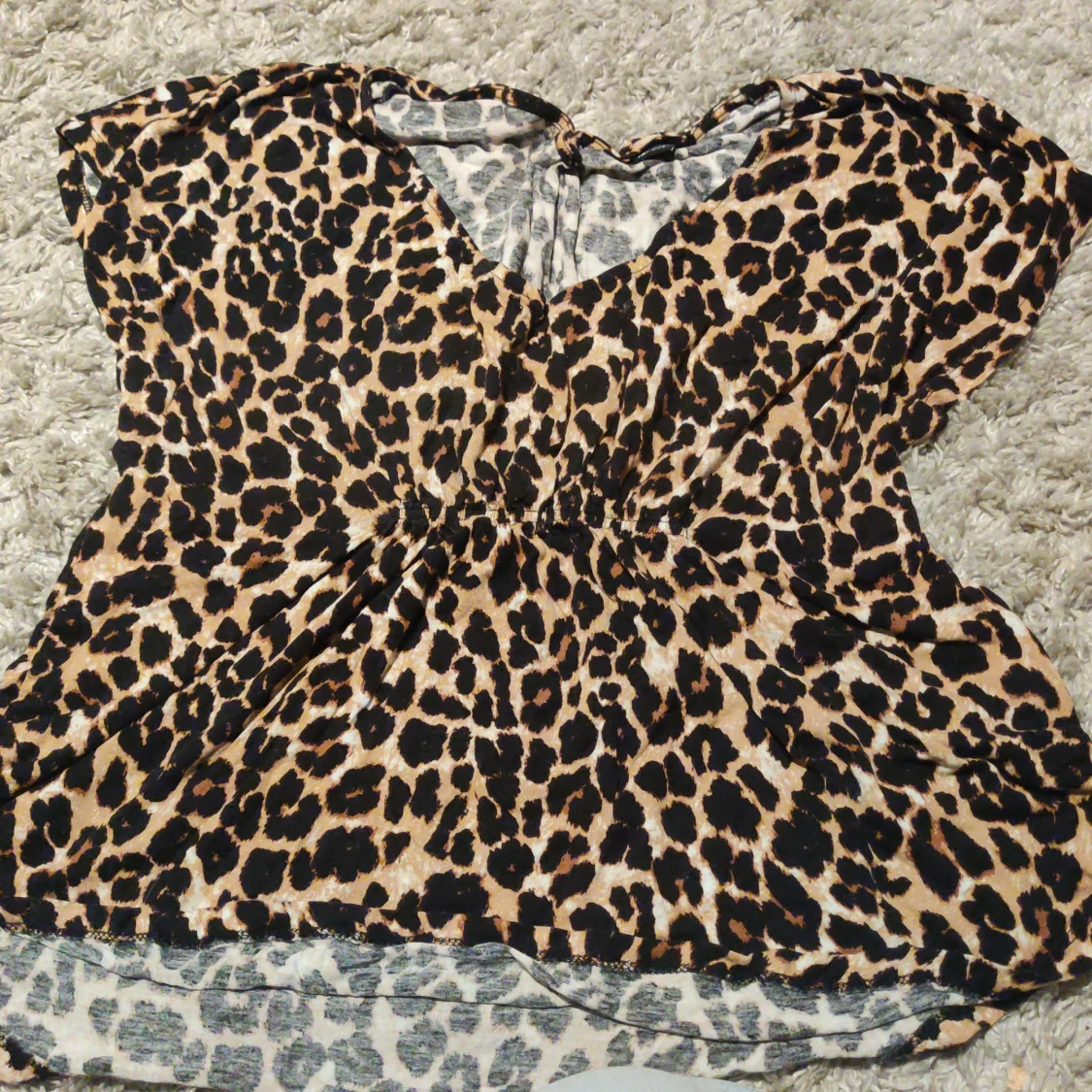 Leopardmönstrad blus från Gina Tricot