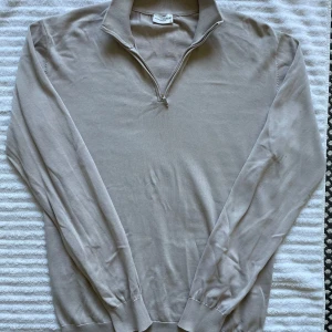 John Henric quarter zip - Säljer nu min beigea half-zip ifrån John Henric. |  Tunn och väldigt bekväm. | Storlek M. | Fint material och som ny. | Släng iväg en signal vid funderingar så svarar jag snabbt. |