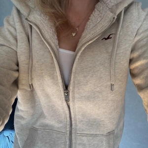Zip up Hoodie Hollister fodrad - Zip up Hoodie ifrån hollister med vitt mjukt foder i storlek S!🤍🤍