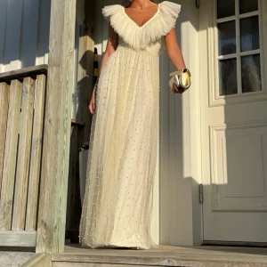 Balklänning  - Balklänning från Ida Sjöstedt💕Endast använd engång, innerkjolen är dessutom skräddarsydd men är stretchig, jag är 170 och har 6 cm klackar på bilderna