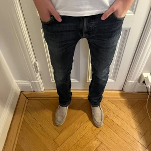Nudie jeans  - Säljer dessa tvär feta jeans från nudie i modellen grim trim. Storlek 30/34 modellen är ca 181 cm. Nypris 1800kr säljer för endast 449kr hör av er vid eventuella frågor 