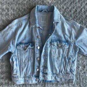 Ljusblå jeansjacka  - Superfin ljusblå jeansjacka med något croppad passform från Never Denim i storlek XS. Inga defekter och i mycket fint skick!🩵