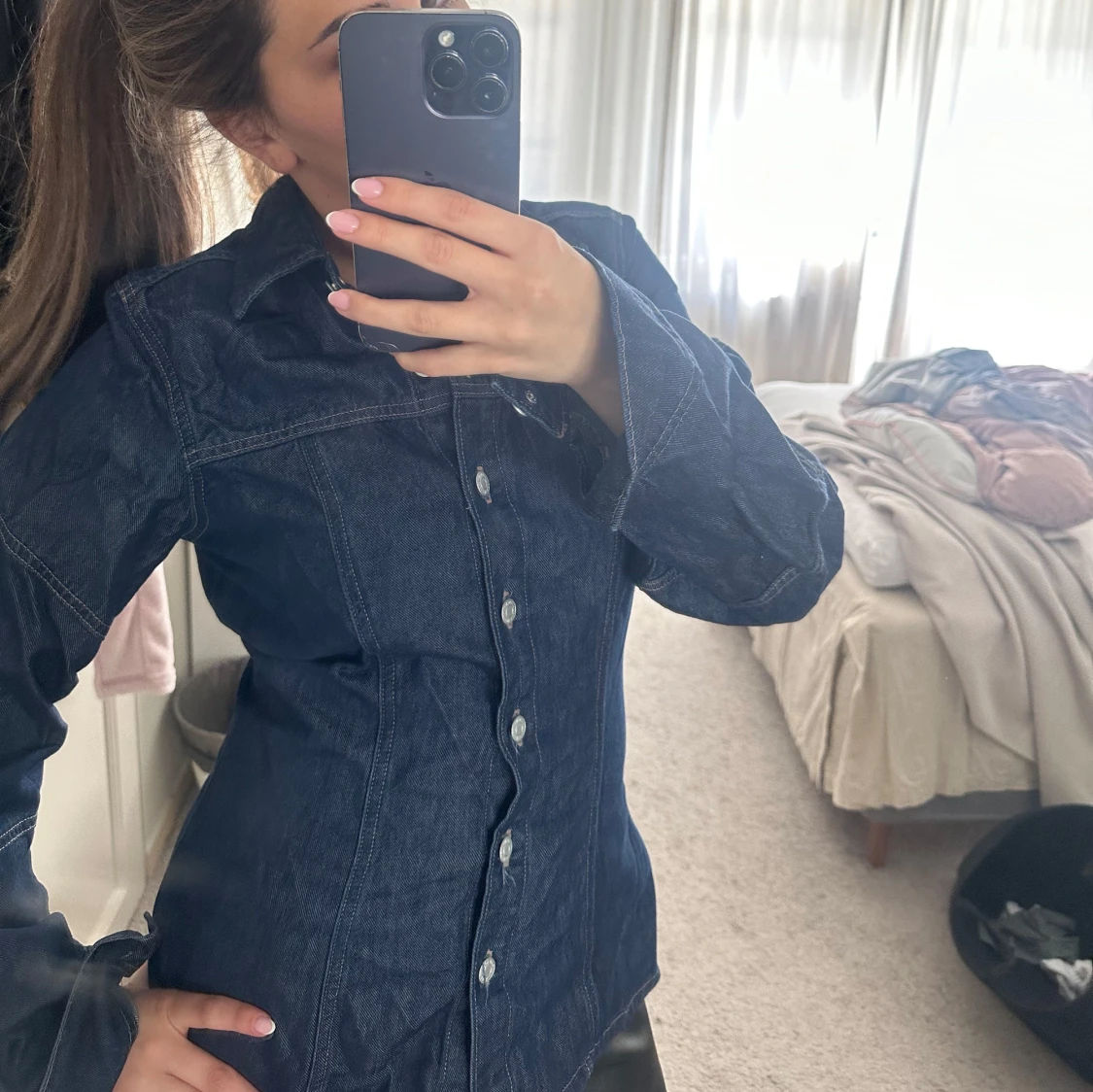 Mörkblå jeansskjorta med knappar - 2