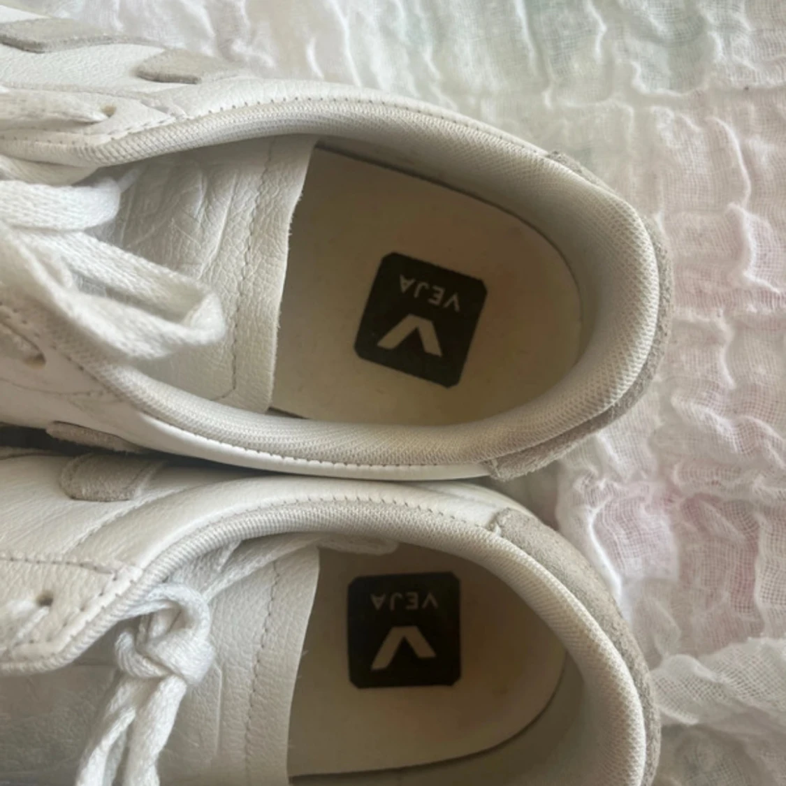 Vita sneakers från Veja i skinn - 3