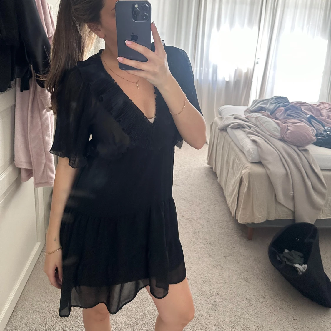Svart kort volangklänning med v-ringning - 1
