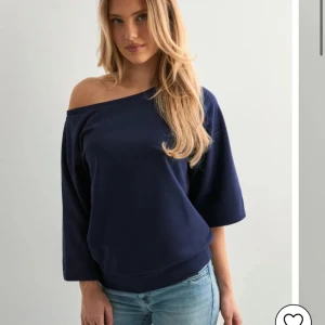 Topp från nelly - Jättefin topp från Nelly i strl s, säljer då den inte kommer till användning. Utan prislapp men helt ny och endast testad. Nypris 349kr🙌🏼