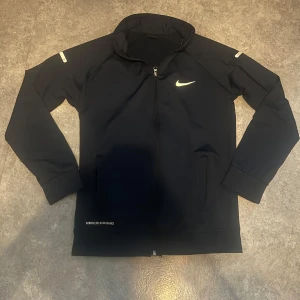 Blå set från Nike - Blås tracksuit från Nike med klassisk nike-logga på låret. Byxorna har elastisk midja och är gjorda i ett mjukt, syntetiskt material som andas.                        Storlek är S men kan även passas in i XS.       Priset kan diskuteras! 