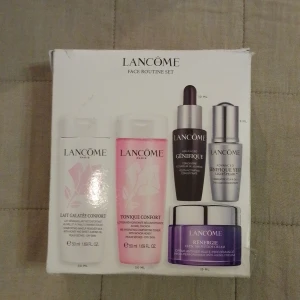 Lancôme Face Routine Set - Säljer ett Lancôme Face Routine Set med fem produkter: Lait Galatée Confort (vit rengöringsmjölk, 50 ml), Tonique Confort (rosa toner, 50 ml), Advanced Génifique (mörkbrun serumflaska, 10 ml), Advanced Génifique Yeux Light-Pearl (silver ögonserum, 5 ml) och Rénergie H.P.N. 300-Peptide Cream (lila kräm, 15 ml). Perfekt för dig som vill boosta din hudvårdsrutin.