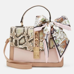 Axelväska med ormmönster och scarf - Snygg axelväska från ALDO i beige och ljusrosa med lock i ormmönstrat skinn. Väskan har guldfärgade detaljer, kedja och ett stort dekorativt scarf med djurmotiv och pastellfärger knutet vid handtaget. Perfekt för dig som vill sticka ut.