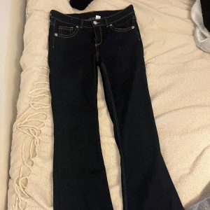 Mörkblå bootcut jeans med fickor  - Mörkblå bootcut jeans med fickor , andvända en gång, sitter super snygg på ❣️