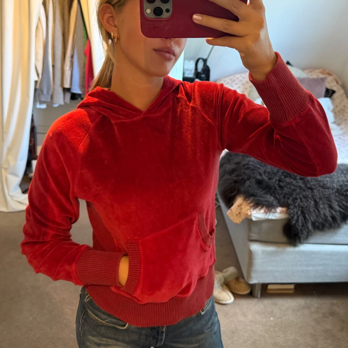 Röd velourhoodie med huva - 3