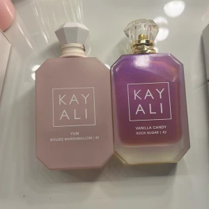 kayali parfymer - båda är 100ml säljer två st enbart testade kayali, dom doftar supergott behöver bara 💵🤧dofterna är vanilla rock candy och yum boujee marshmallow, se defekt på ena korken, säljs billigt för vet ej äkt h e t men luktar som og!💋