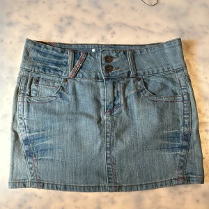 Miniskirt från Serious Sally, S - Ljusblå jeanskjol från Serious Sally med rosa kontrastsömmar. 