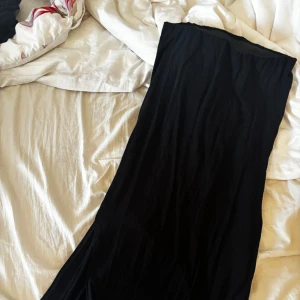 Långkjol ifrån Gina strlk M - Har slits på höger sida, knappt använd 