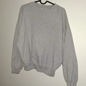 Grå sweatshirt från H&M Move - En basic grå sweatshirt från H&M Move i storlek S. Tröjan har en loose fit med rund halsringning och långa ärmar. Perfekt för chill dagar eller till träning. Mjuk och skön bomullsblandning med ribbade muddar vid ärmslut och nederkant.