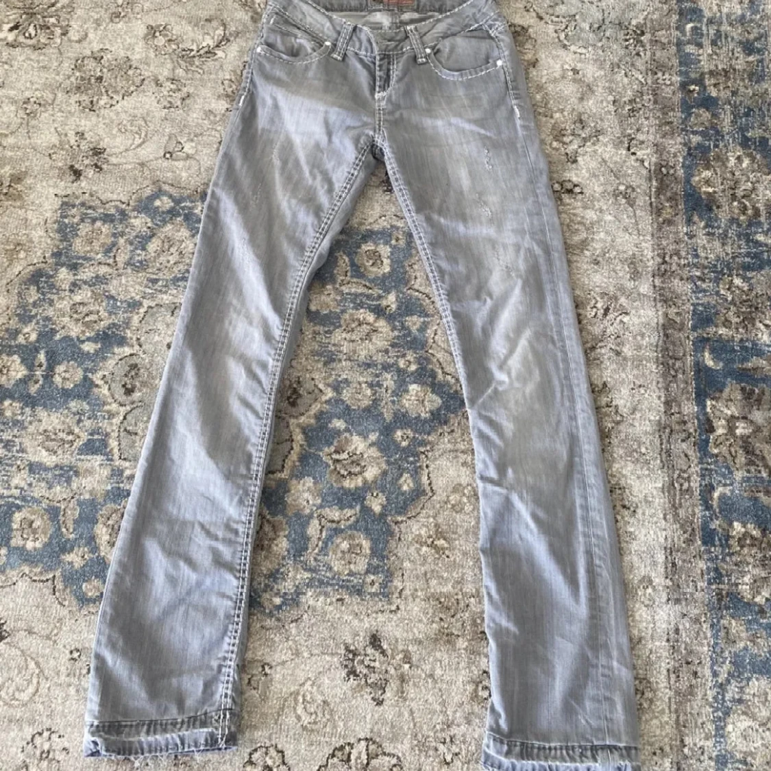 Grå jeans med vita sömmar - 1