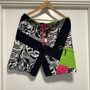 Mönstrade shorts från Protest - Snygga mönstrade badbyxor från Protest i storlek S. Praktisk ficka med dragkedja på sidan och justerbar midja så man kan äta alla glassar man vill. Bra skick. Nypris 679:-.  Hämtas i Stockholm eller skickas mot porto. 