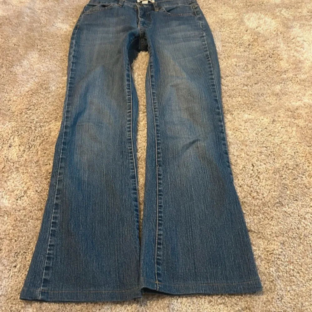 Supersnygga lowwaist jeansđȘ© InnerbenslĂ€ngden Ă€r: 74cm och midjemĂ„ttet Ă€r: 36cm. Farkut & Housut.