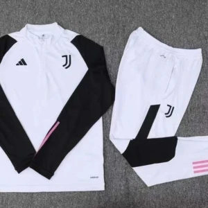 Juventus tracksuit - Säljer en vit och svart långärmad fotbollströja från Adidas med Juventus-logga på bröstet. Tröjan har en stilren design med svarta ärmar och rosa detaljer. Perfekt för fotbollsfans som vill ha något snyggt och bekvämt att bära.