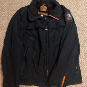 Parajumper  - Säljer denna parajumper/vindjacka då den ej används mer, synligt använd skick 7/10, skriv för fler bilder, passar alla från 160-176 långa möjligtvis 178