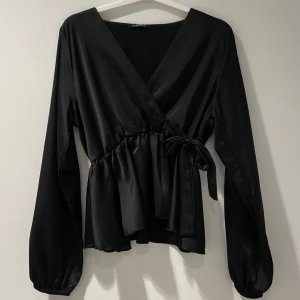 Svart omlottblus - Jättefin helt oanvänd tröja med prislapp kvar från Missäy. Storlek M/L men är perfekt på mig som vanligtvis har S/M. Skulle även passa Xs❤️ Nypris: 299+frakt på 79kr