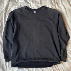 Svart sweatshirt från Index - Säljer en stilren svart sweatshirt från Index, tillverkad i Portugal av 100% ekologisk bomull. Tröjan har en klassisk design med rund hals och långa ärmar, perfekt för en avslappnad look.