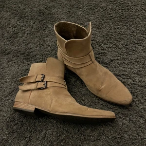 Chelsea boots  - Riktigt feta och unika Chelsea boots i mocka. Väldigt bekväma och passar bra runt foten. Storlek 42. 