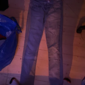 Grå jeansbyxor - Snygga grå jeansbyxor med en klassisk femficksdesign. De har en normal passform och är perfekta för en avslappnad stil. Märkesdetalj på baksidan av midjan.