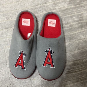 Gråa Bally tofflor  - Säljer ett par gråa tofflor från Bally Sports. Köpte i USA och aldrig använda!