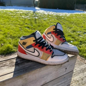 Flerfärgade Nike Jordan 1 - Säljer ett par Nike Jordan 1 storlek 38,5, är i rätt bra skick.
