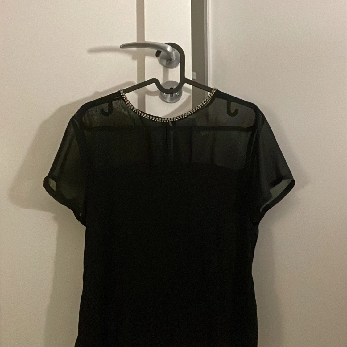 Svart blus med pärldetaljer