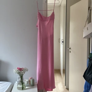 Rosa balklänning i satin från Zara - Jättefin rosa balklänning i satin från Zara med öppen rygg💗 Perfekt till bal och helt slutsåld!💕Priset går att diskutera💞 