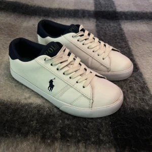 Polo Ralph Lauren  - Riktigt schysta Ralph lauren skor Storlek:38 Skorna har små skador eftersom dessa är använda!  Men annars inget stor. Skicka om du undrar över något.
