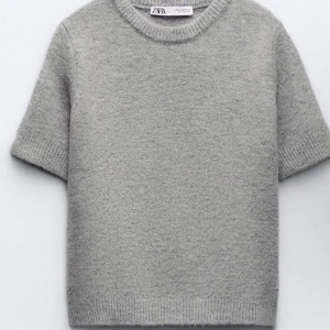 Grå kortärmad tröja från Zara - Jättefin tröja, använt några gånger.💕💕❤️‍🔥❤️‍🔥stolek M men passar mig som är xs-s