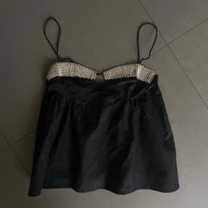 Så fin svart  festlig topp från zara - Så så fin topp. Ser så lyxig och festlig ut🍸💋. Tveka inte på att höra av er vid frågor o för fler bilder!💞