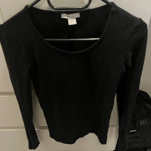 Basic långärmad - Svart, basic långärmad från New yorker. Använd några gånger men väldigt bra skick! Skriv vid frågor eller för fler bilder💞
