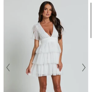 Vit kortklänning med volanger - Från showpo, prislapp fortfarande på. Bara provad. Student klänning. Slutsåld och enligt deras kundtjänst kommer den inte in igen. Säljer för den var för liten