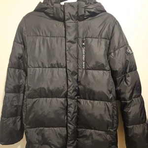 Calvin Klein Essential vinterjacka 14år/164cm - Calvin Klein Essential Puffer Jacket  Mycket fint skick, inte använts mer än 1.5 månad, se bilder Storlek 14 år / 164cm 700kr